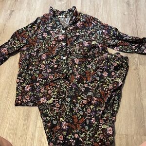 Love & Lore Elegant Floral Pajama Set in Black